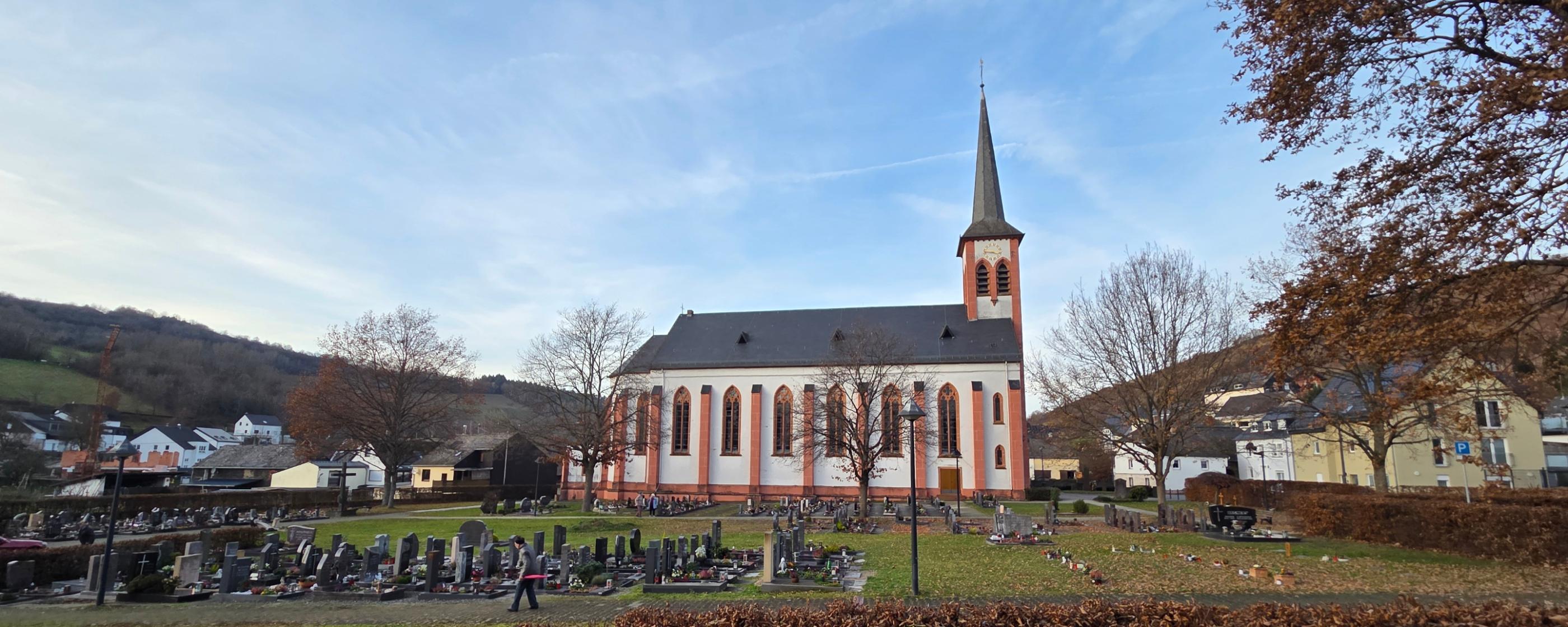 Kirche Fell, vom Parkplatz aus