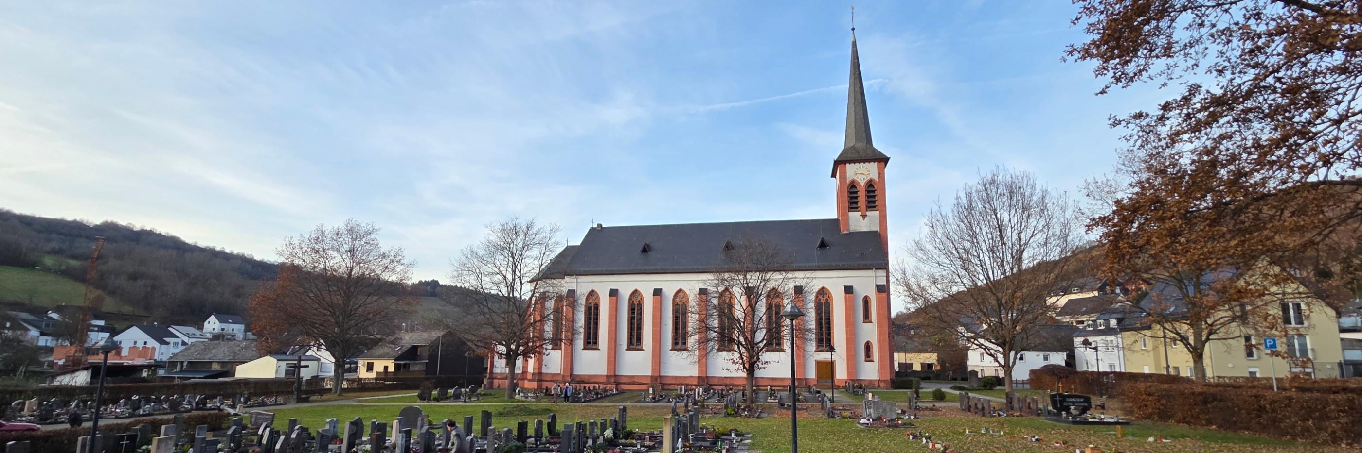 Kirche Fell, vom Parkplatz aus