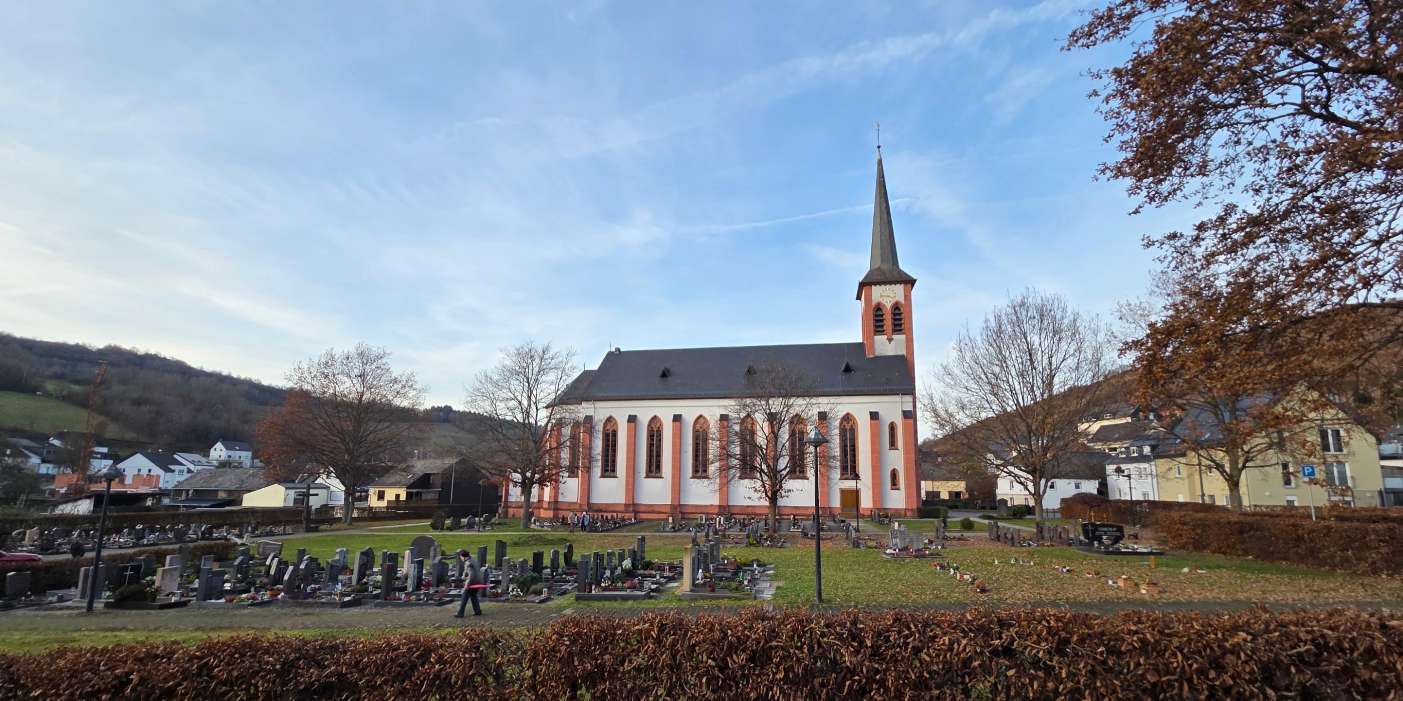 Kirche Fell, vom Parkplatz aus