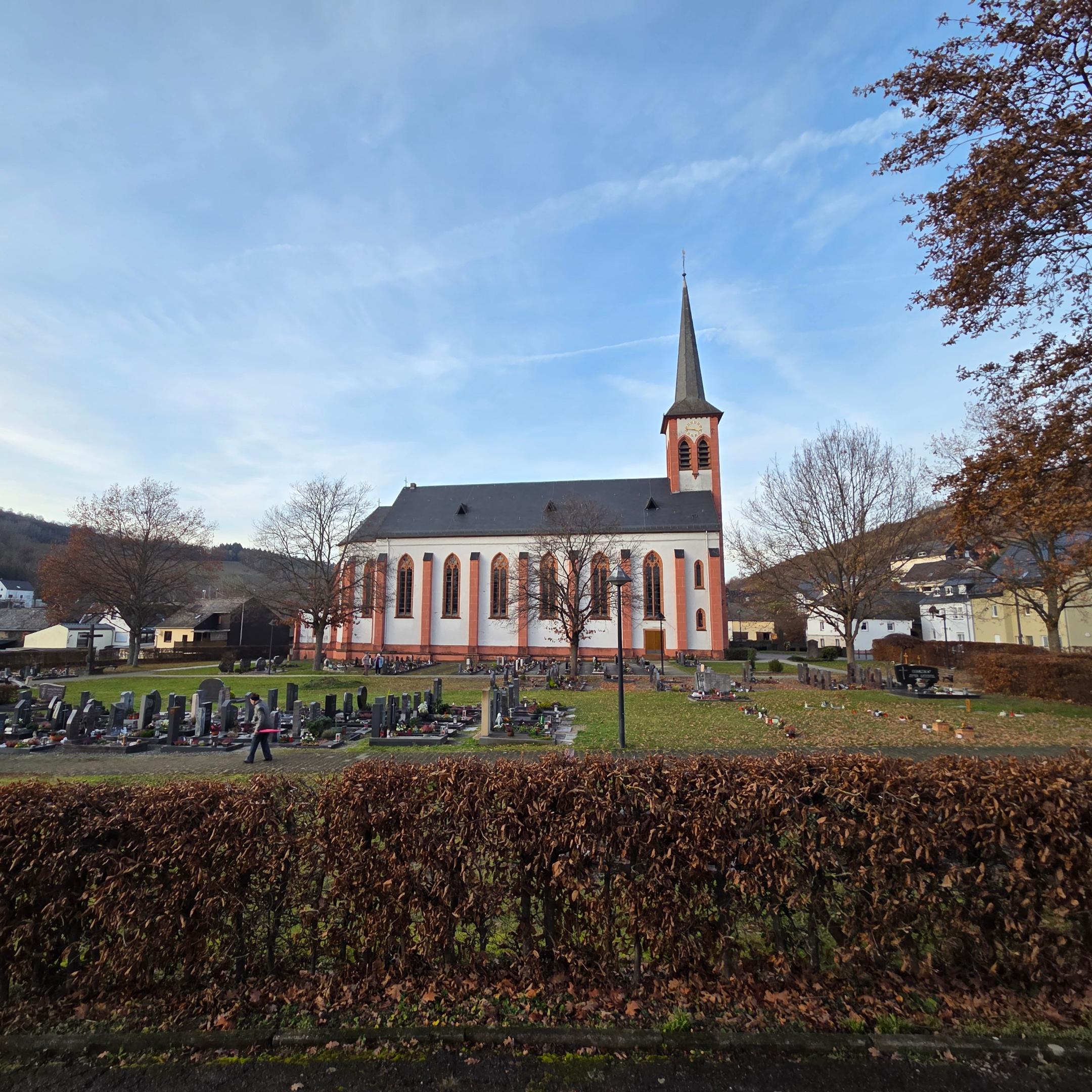 Kirche Fell, vom Parkplatz aus