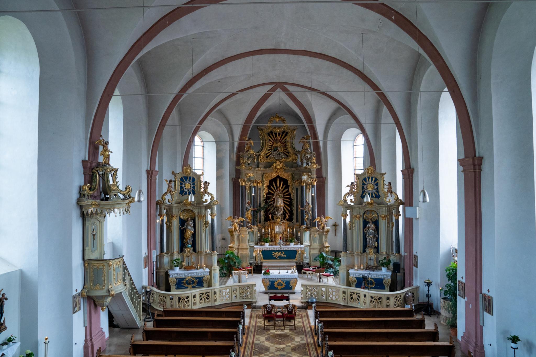 Longuich, Kirchenschiff von Empore