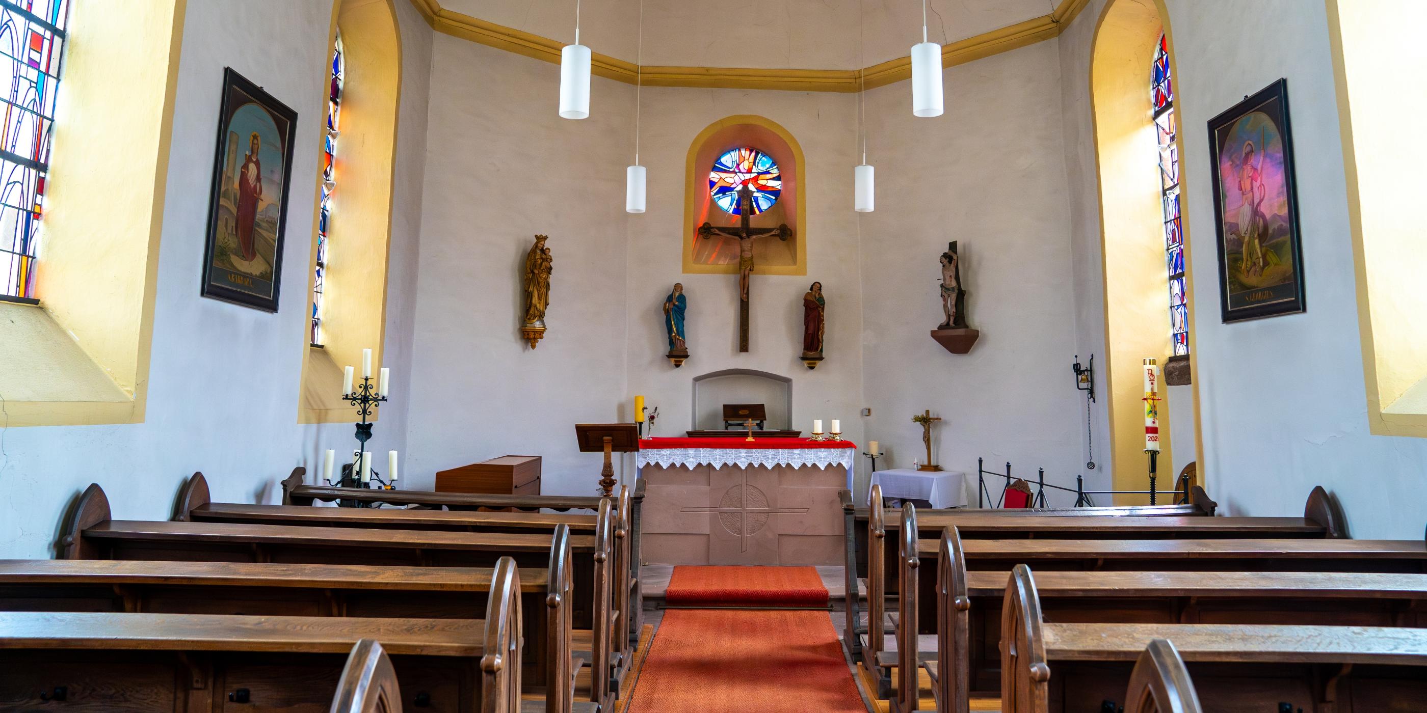 Kirsch, Kirchenschiff mit Altar