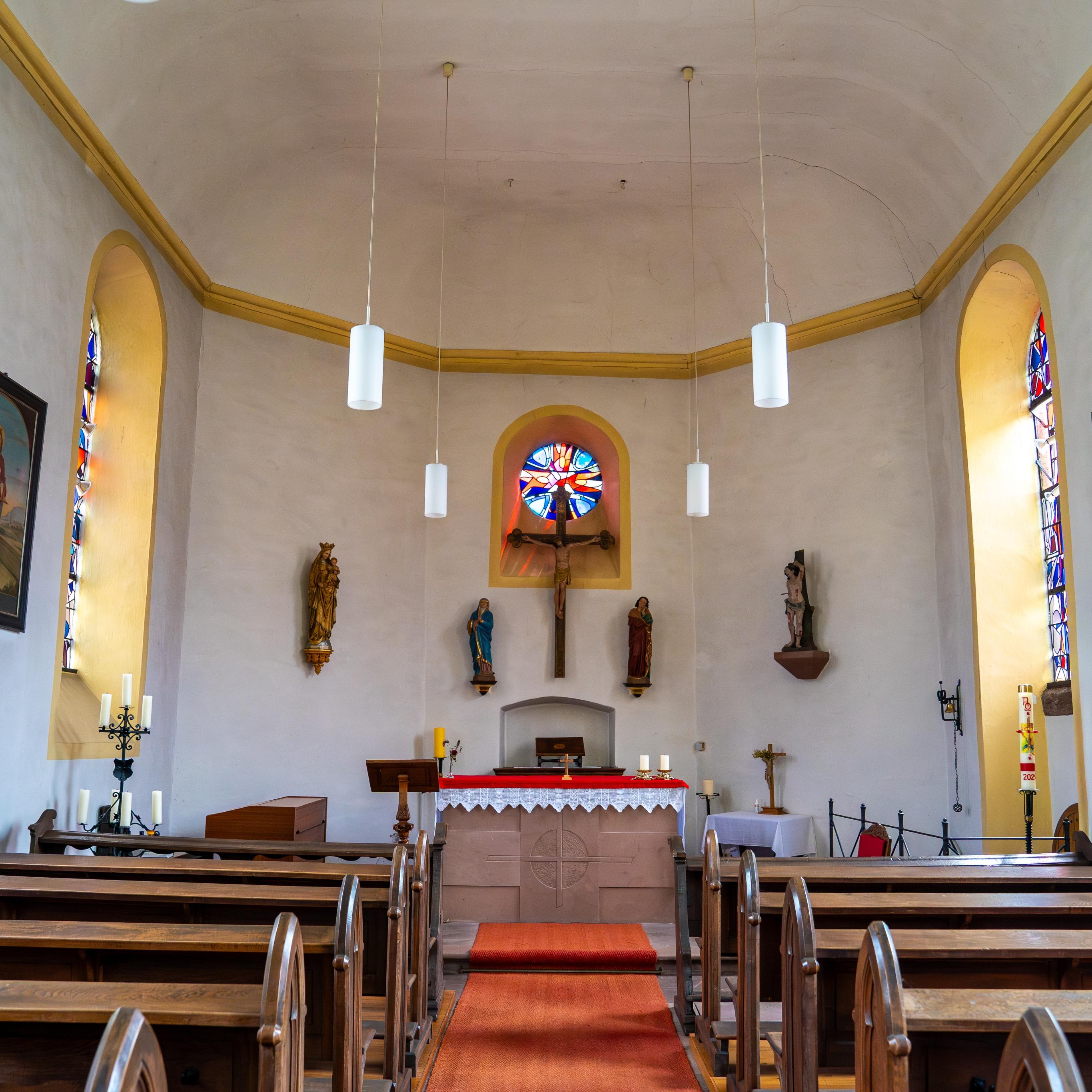 Kirsch, Kirchenschiff mit Altar