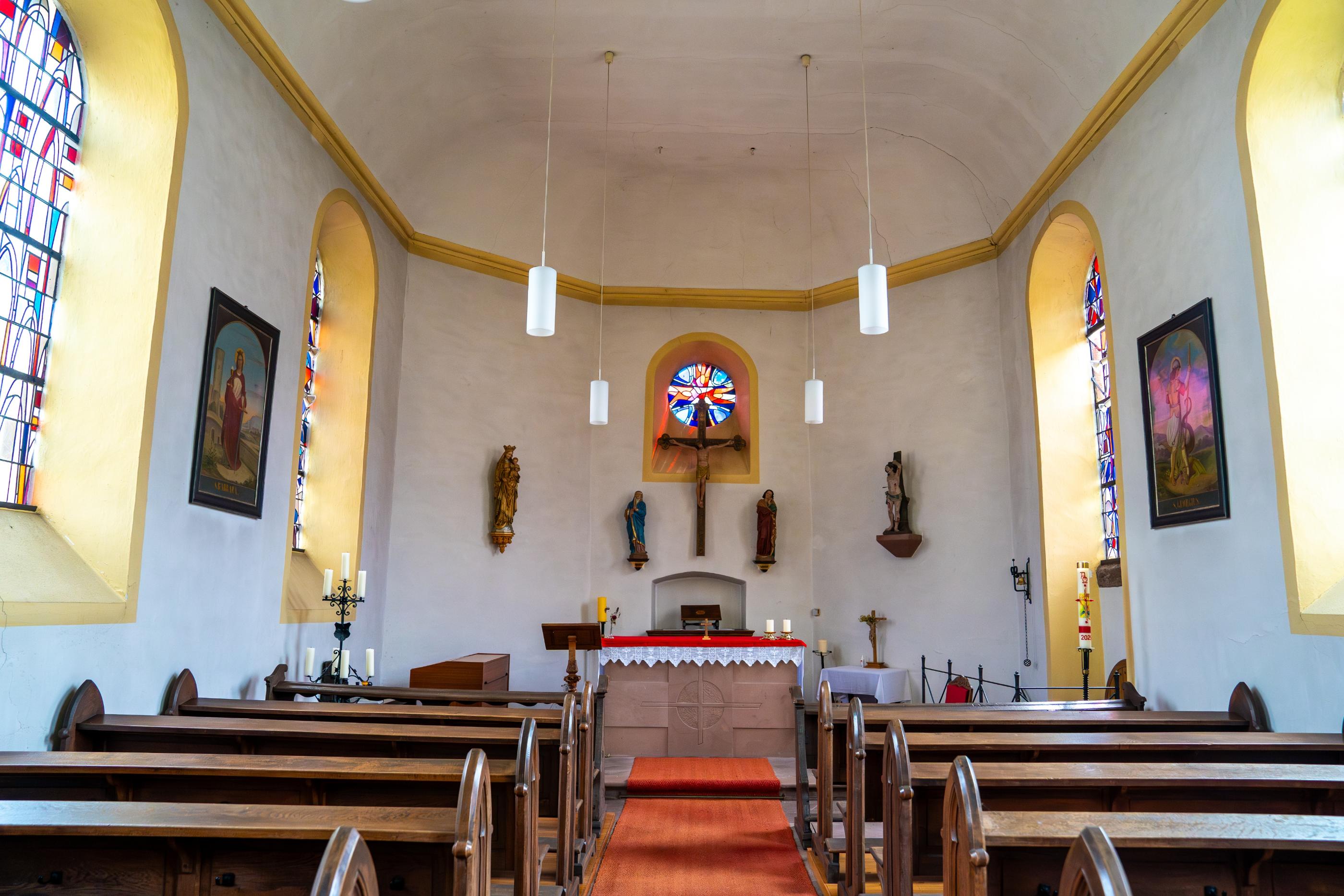 Kirsch, Kirchenschiff mit Altar