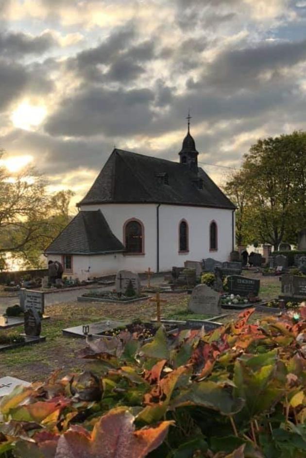 Kapelle Issel - mit Weinlaub