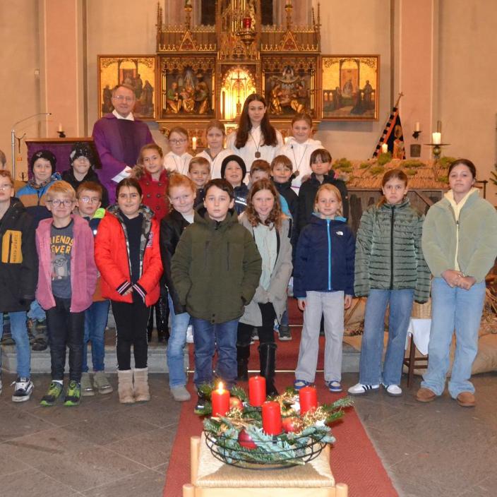 Zelebrant Pfarrer Dr. Hildesheim mit Ersktommunionkindern 2026 und Messdiener*innen