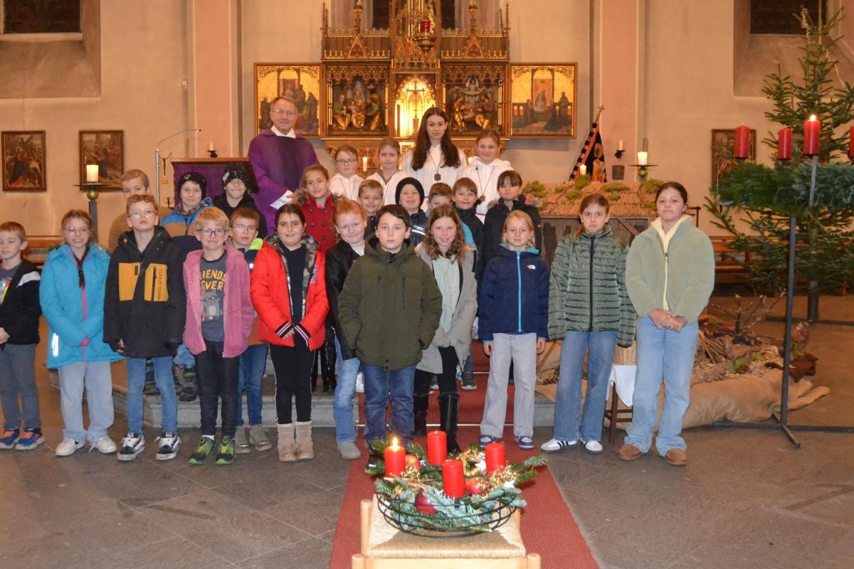 Zelebrant Pfarrer Dr. Hildesheim mit Ersktommunionkindern 2026 und Messdiener*innen