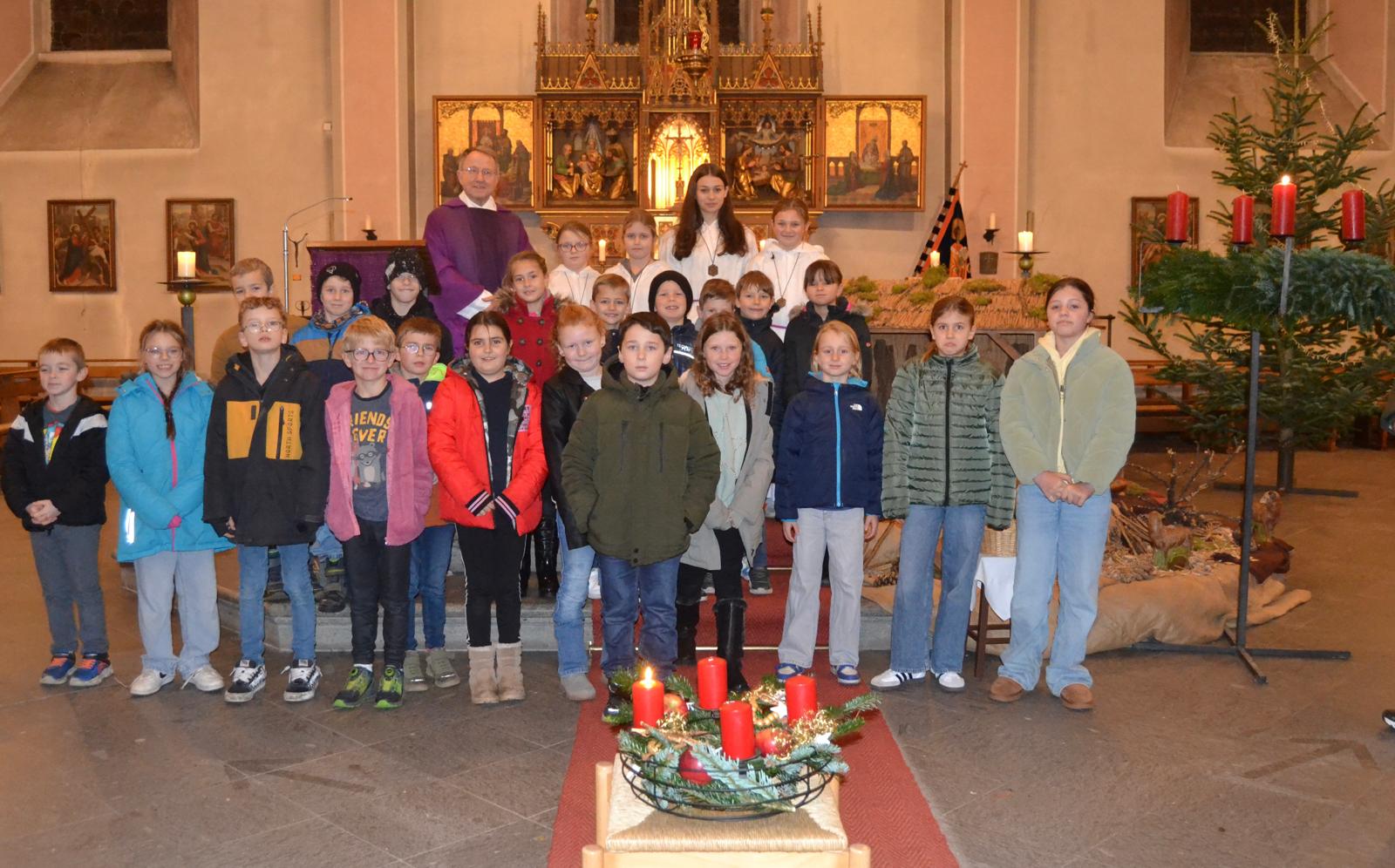 Zelebrant Pfarrer Dr. Hildesheim mit Ersktommunionkindern 2026 und Messdiener*innen