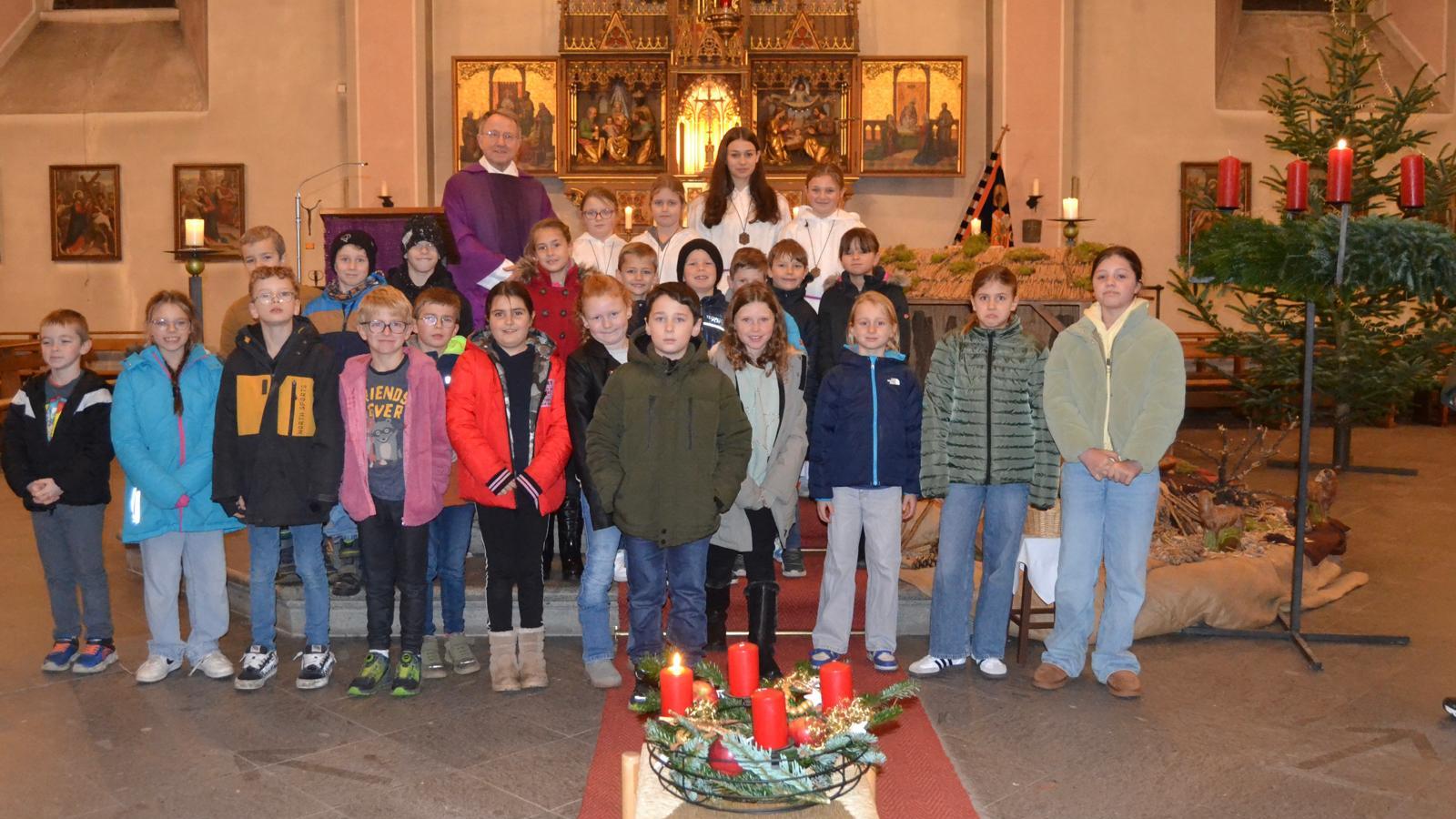 Zelebrant Pfarrer Dr. Hildesheim mit Ersktommunionkindern 2026 und Messdiener*innen