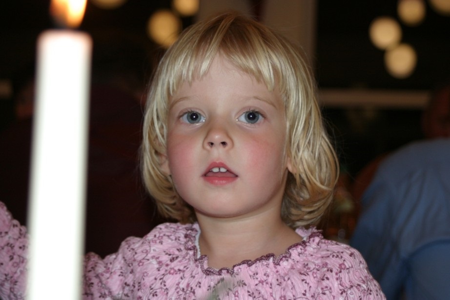 Kind fasziniert vom Licht