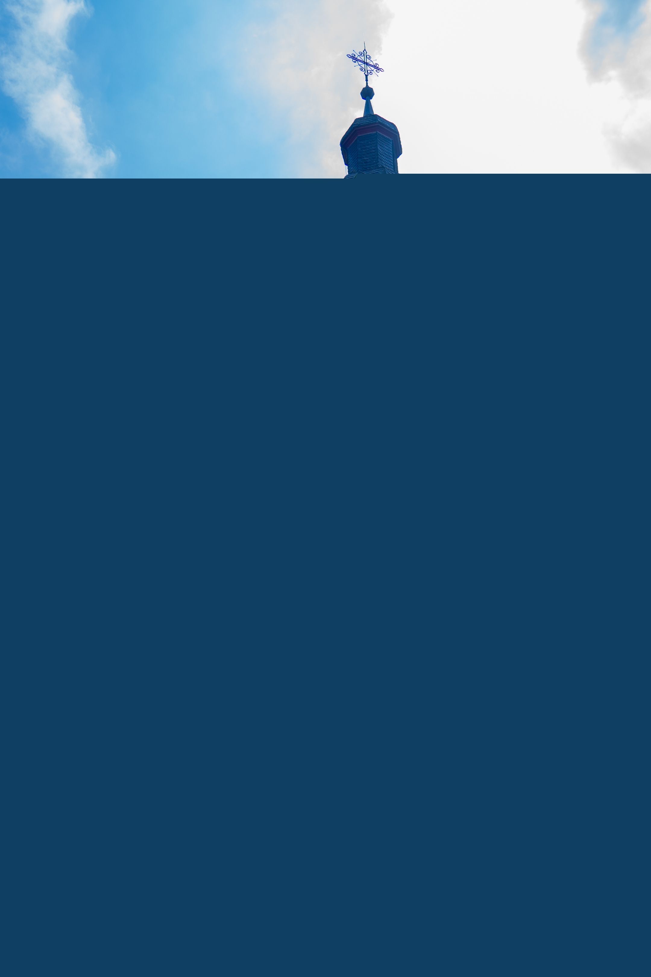 Kirche Bekond mit Portal und Kirchturm sowie Treppenaufgang