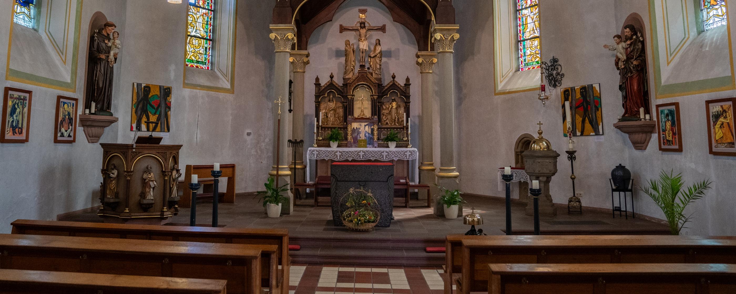 Kirchenschiff mit Blick auf den Altar