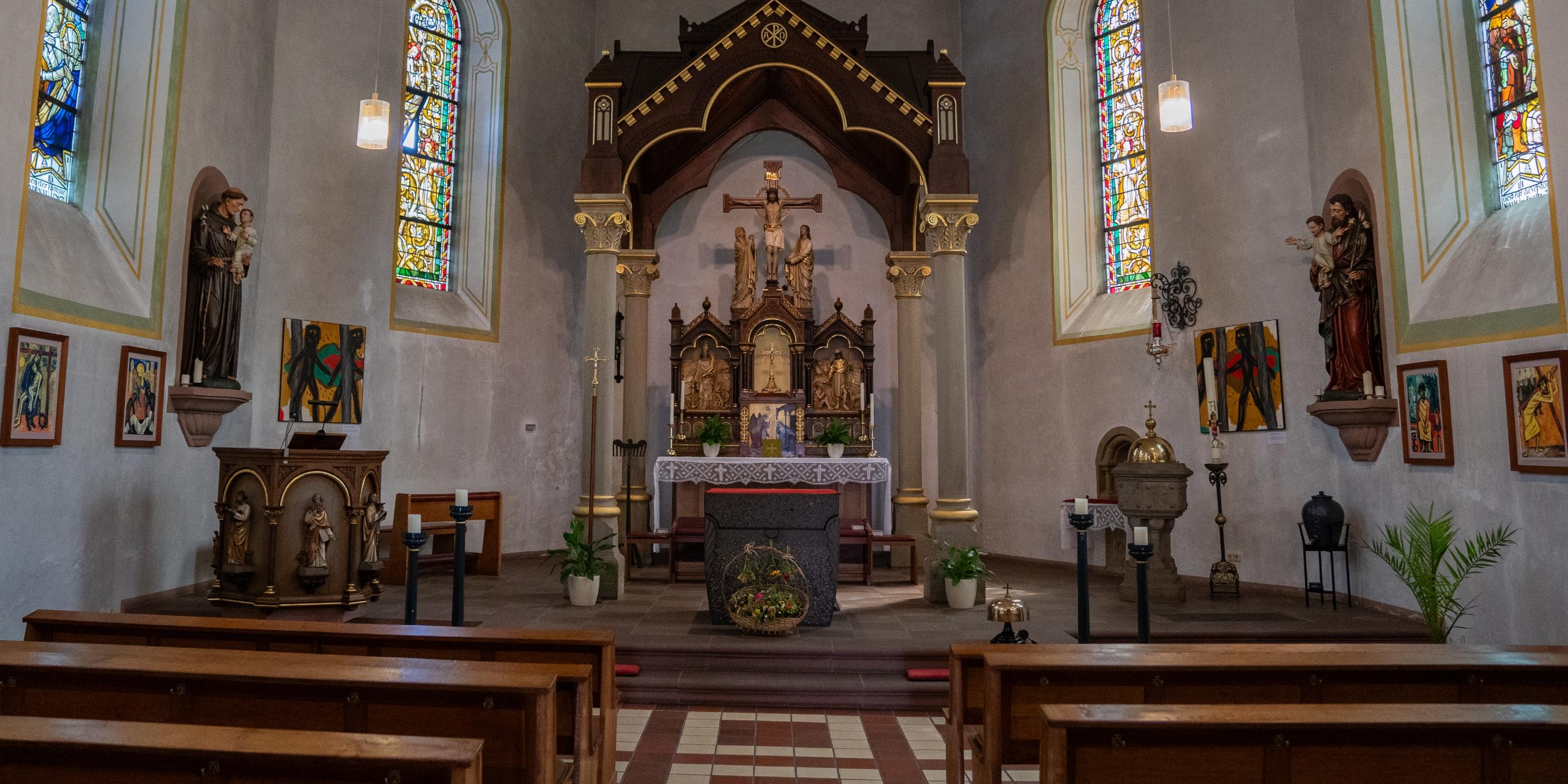 Kirchenschiff mit Blick auf den Altar