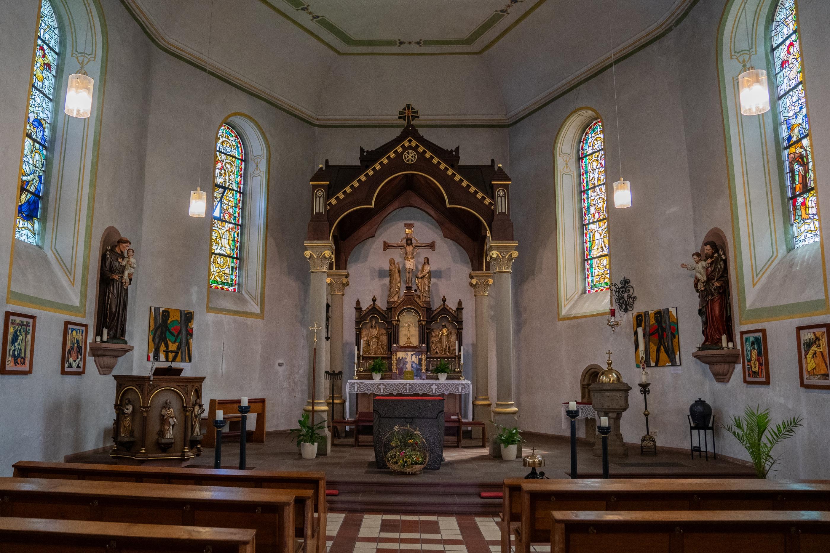 Kirchenschiff mit Blick auf den Altar