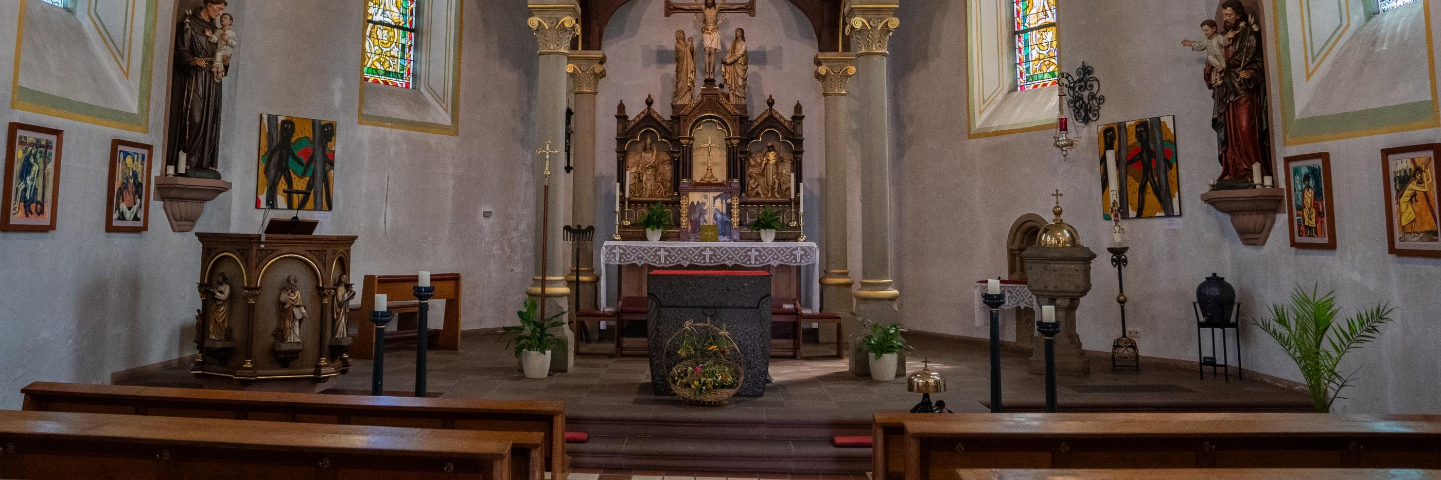 Kirchenschiff mit Blick auf den Altar