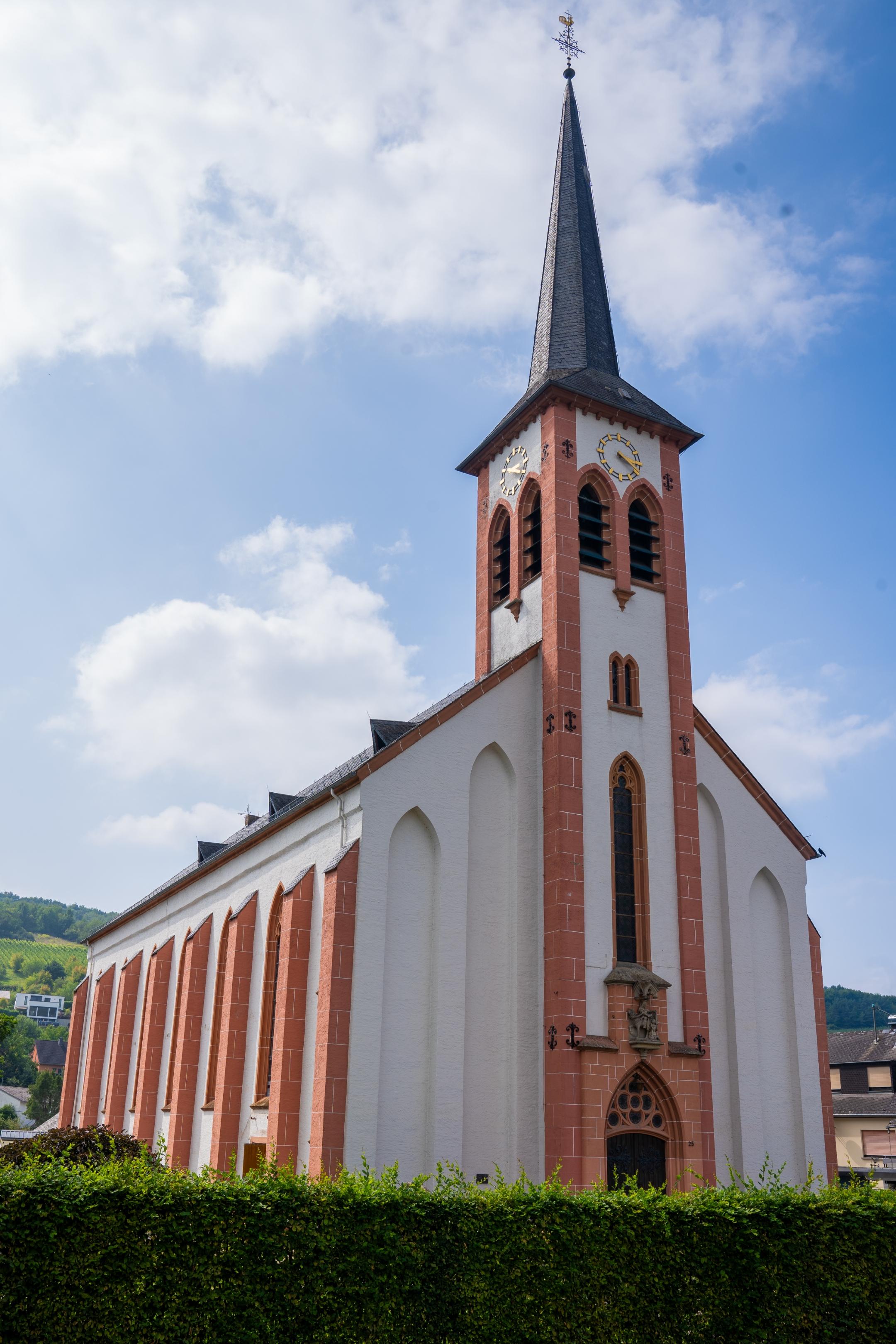 Außenansicht der Kirche Fell mit Turm (c) Lena Engelskirchen Außenansicht der Kirche Fell mit Turm