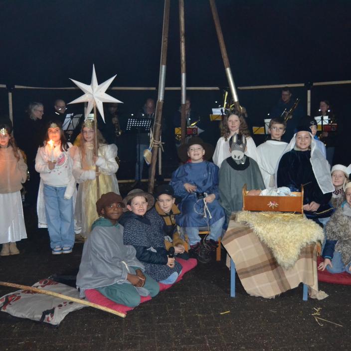 zu sehen sind die teilnehmenden Kinder des Krippenspiels