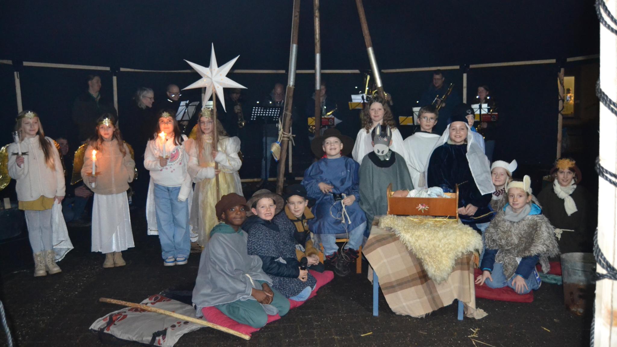 zu sehen sind die teilnehmenden Kinder des Krippenspiels