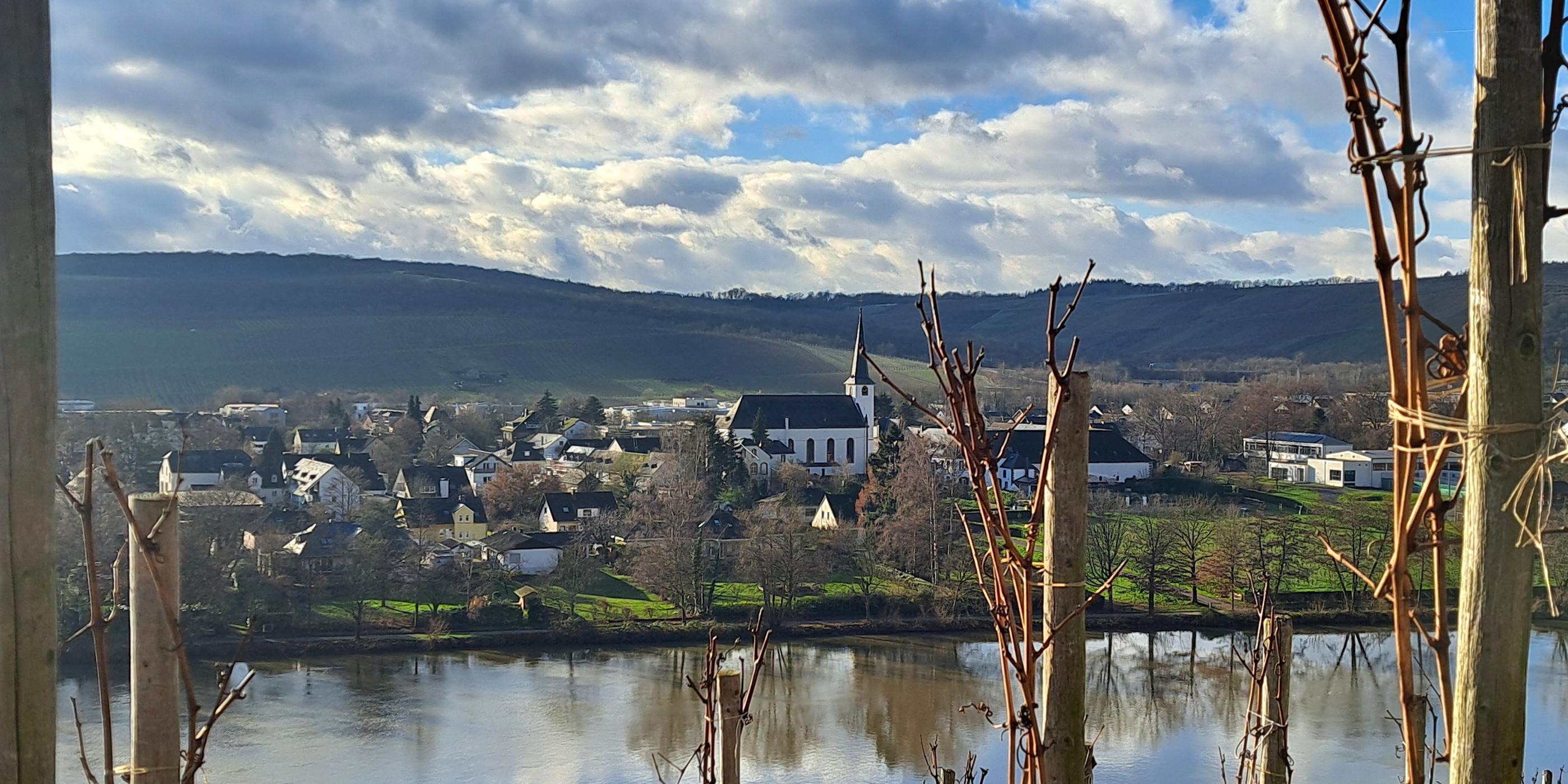 Longuicher Kirche mit Mosel im Vordergrund