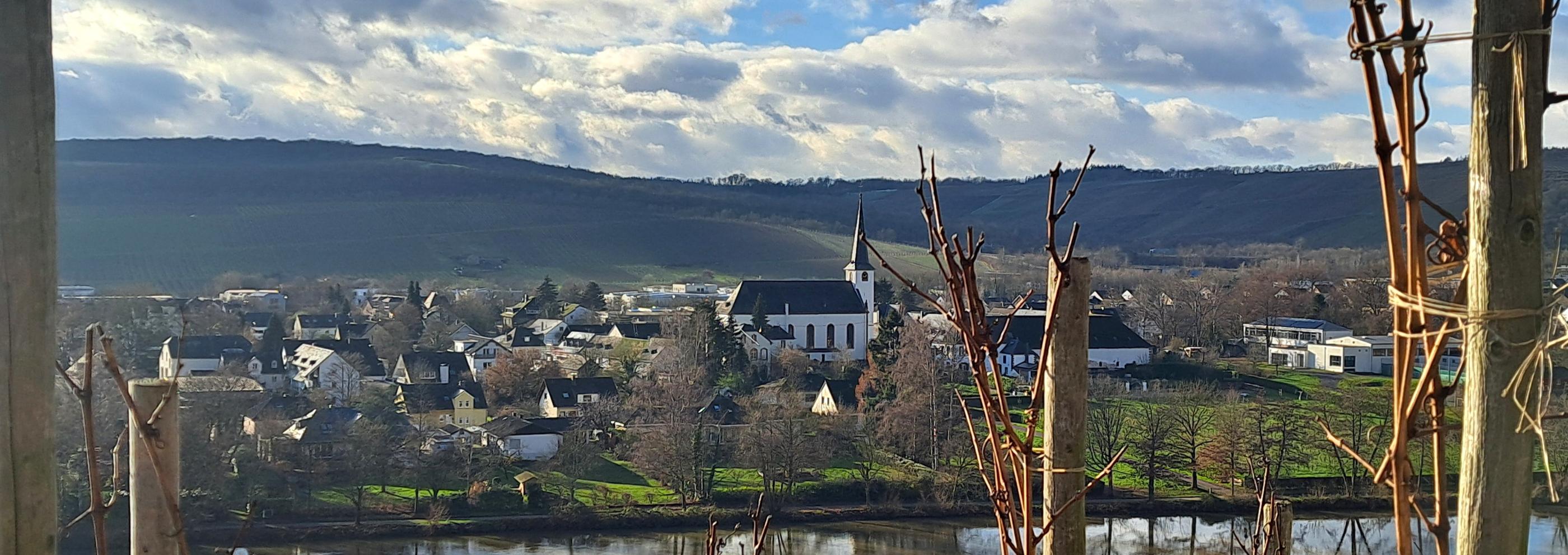 Longuicher Kirche mit Mosel im Vordergrund