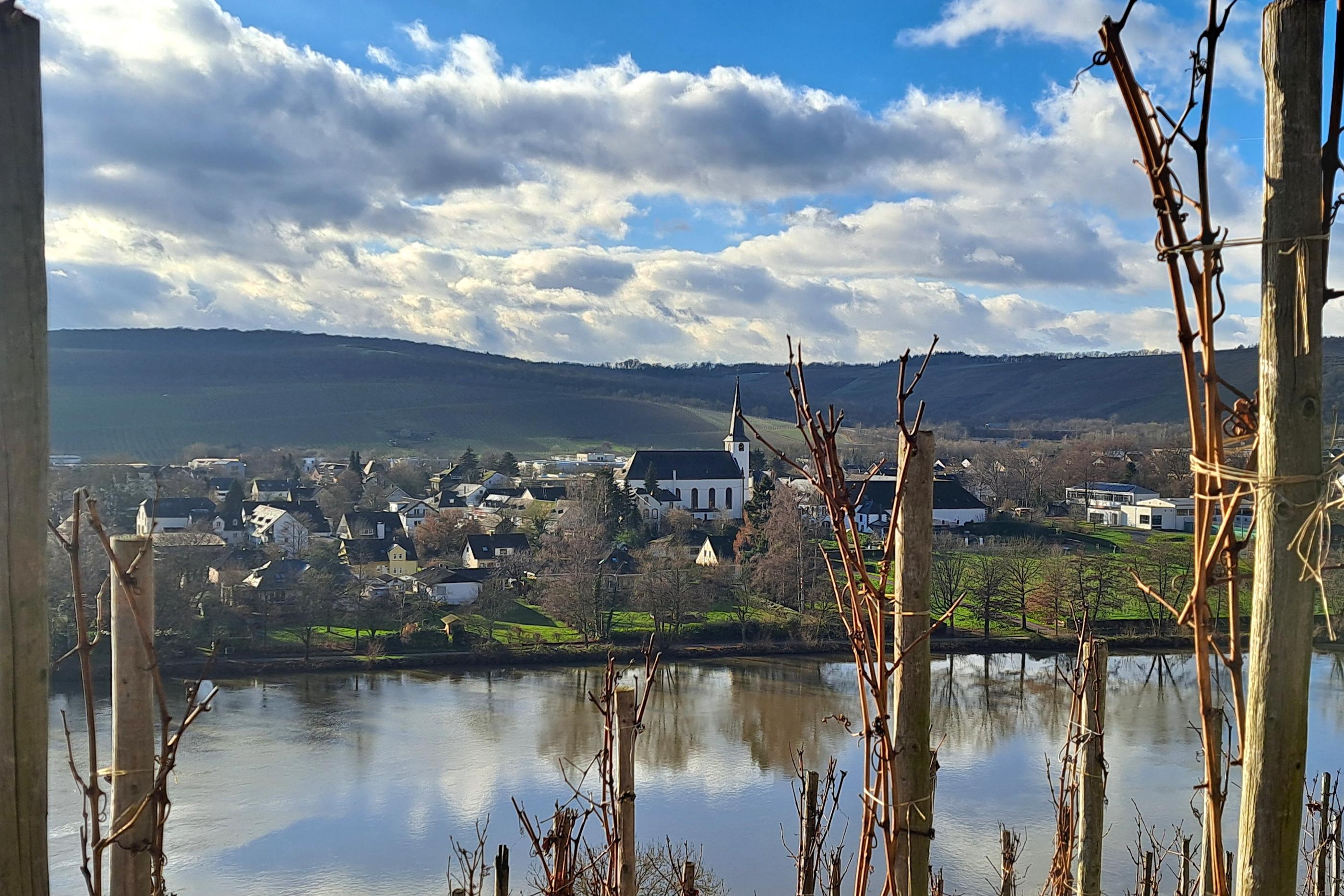 Longuicher Kirche mit Mosel im Vordergrund