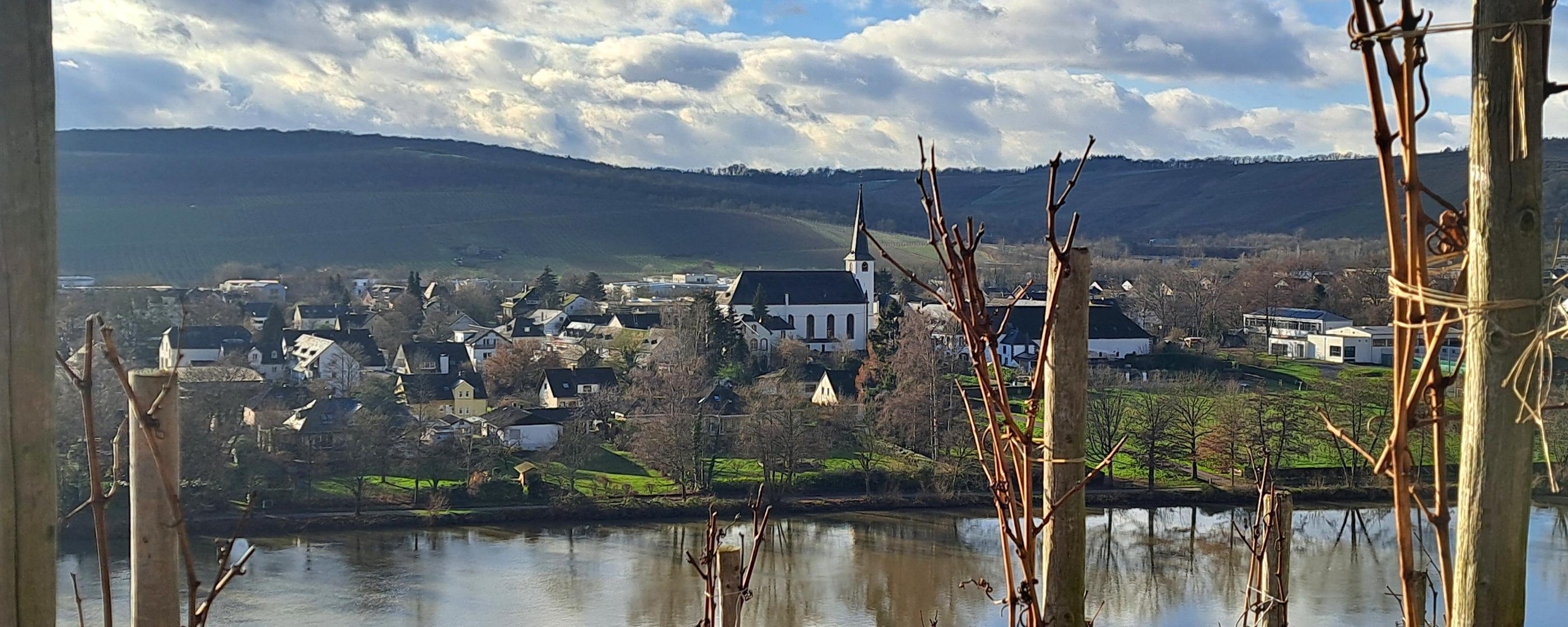 Longuicher Kirche mit Mosel im Vordergrund