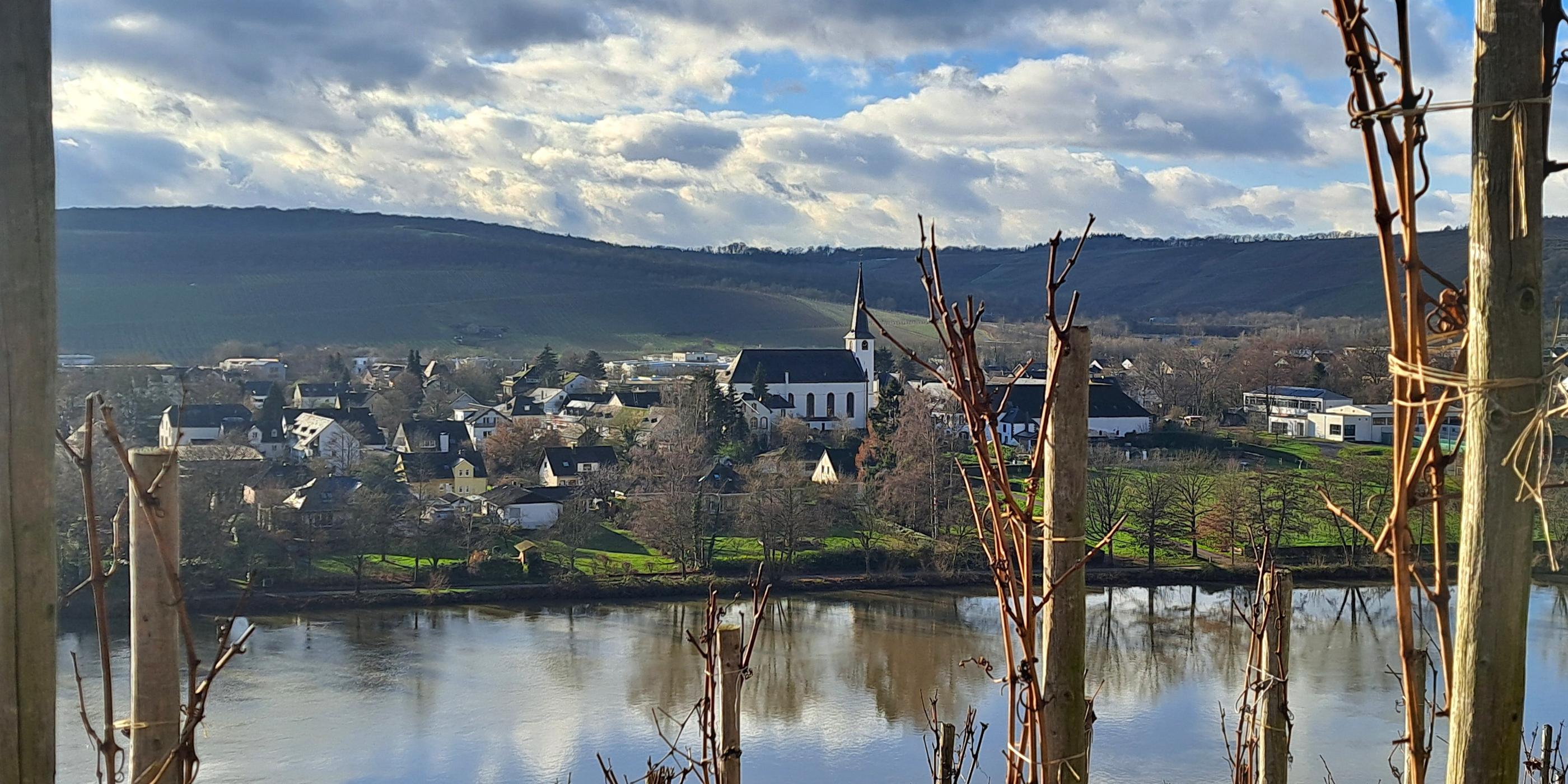 Longuicher Kirche mit Mosel im Vordergrund