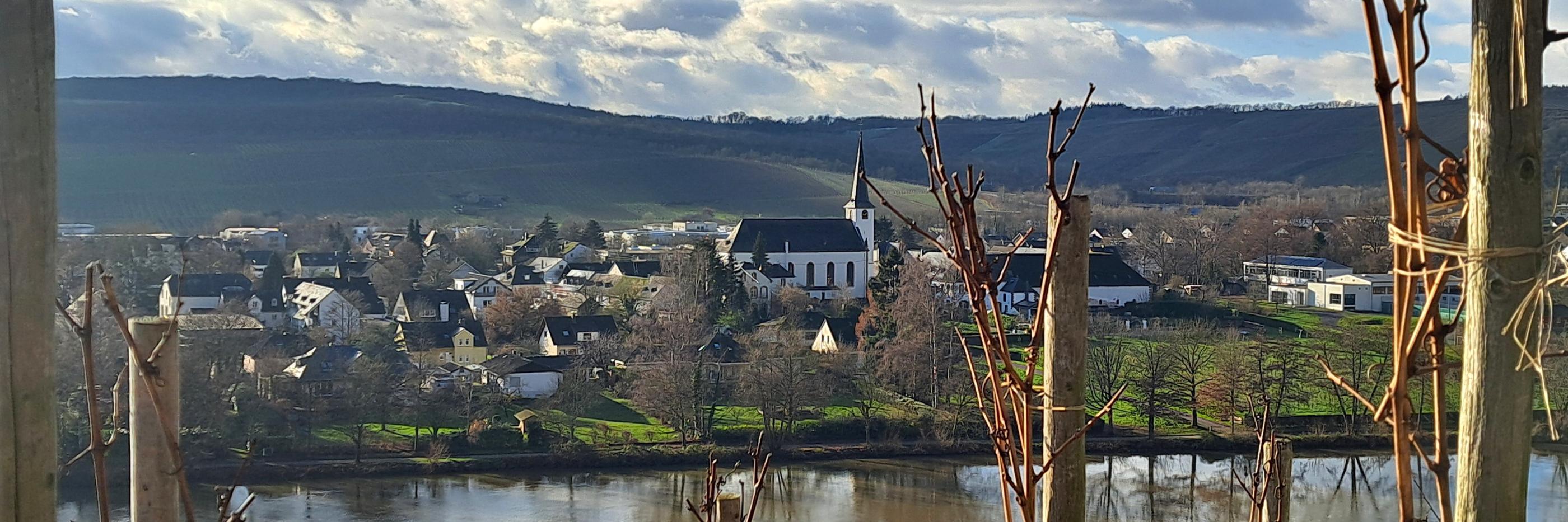 Longuicher Kirche mit Mosel im Vordergrund