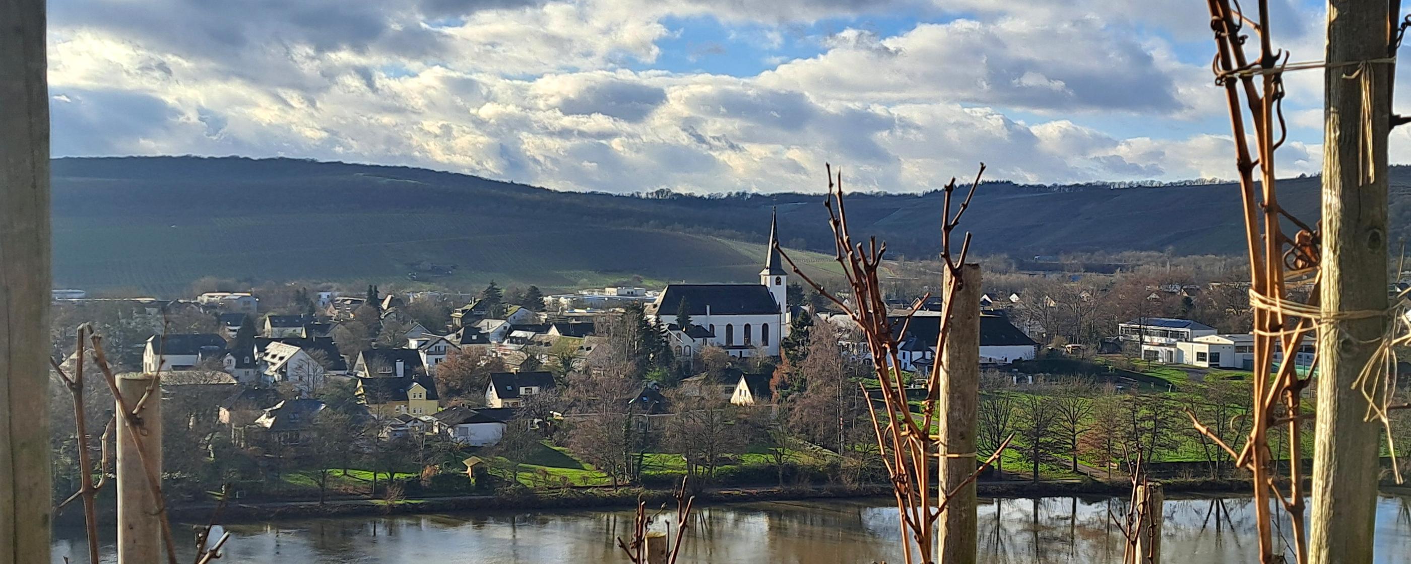 Longuicher Kirche mit Mosel im Vordergrund