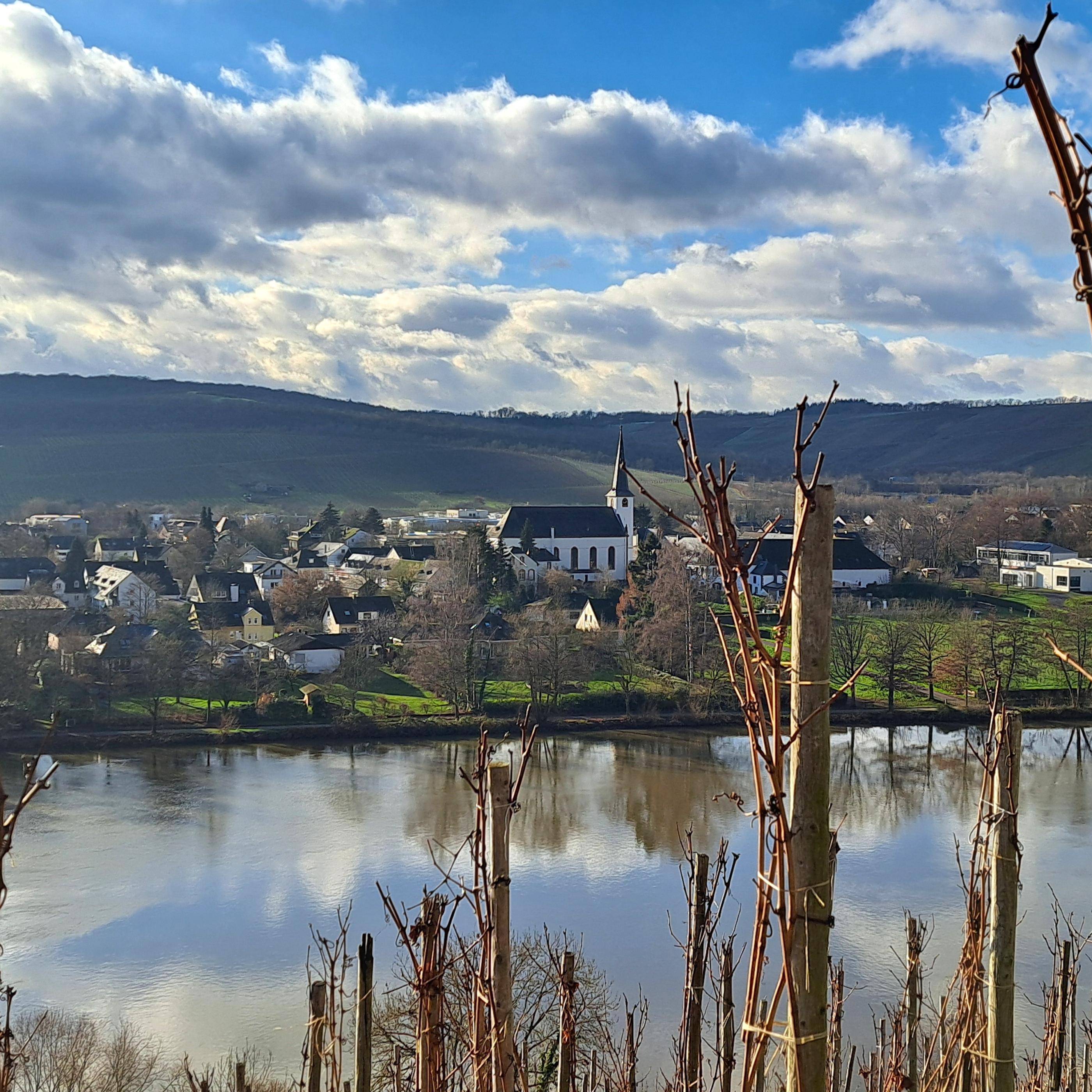 Longuicher Kirche mit Mosel im Vordergrund