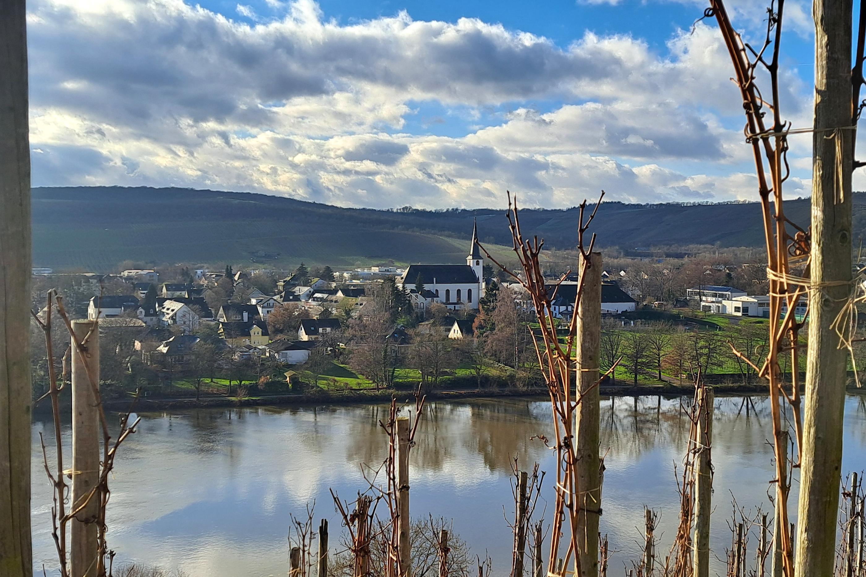 Longuicher Kirche mit Mosel im Vordergrund