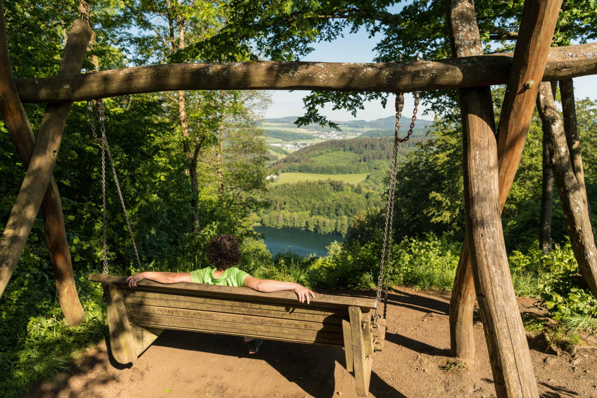 Schaukel mit Blick aufs Gemündener Maar