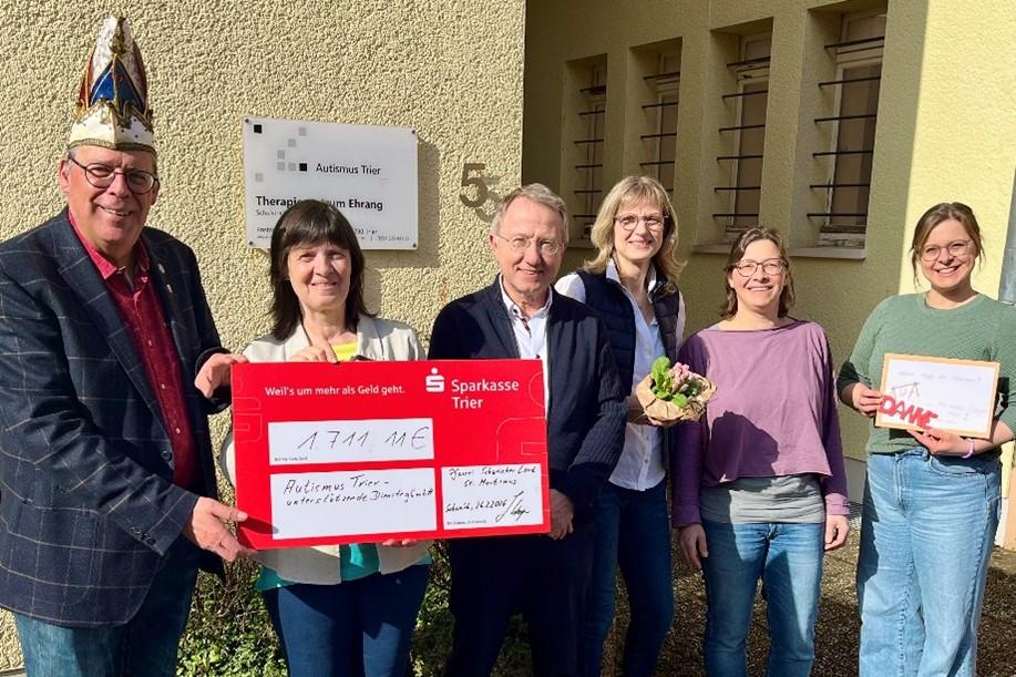 Joachim Wagner, Renate Lafos, 1. Vorsitzende von Autismus Trier e.V., Pfarrer Dr. Ralph Hildesheim, Ulrike Reichmann, Leitung Arbeiten und Wohnen, Dr. Anne Molitor Therapeutische Leitung der Autismus Trier – Therapie gGmbH und Daniela Singer, Standortleitung Ehrang