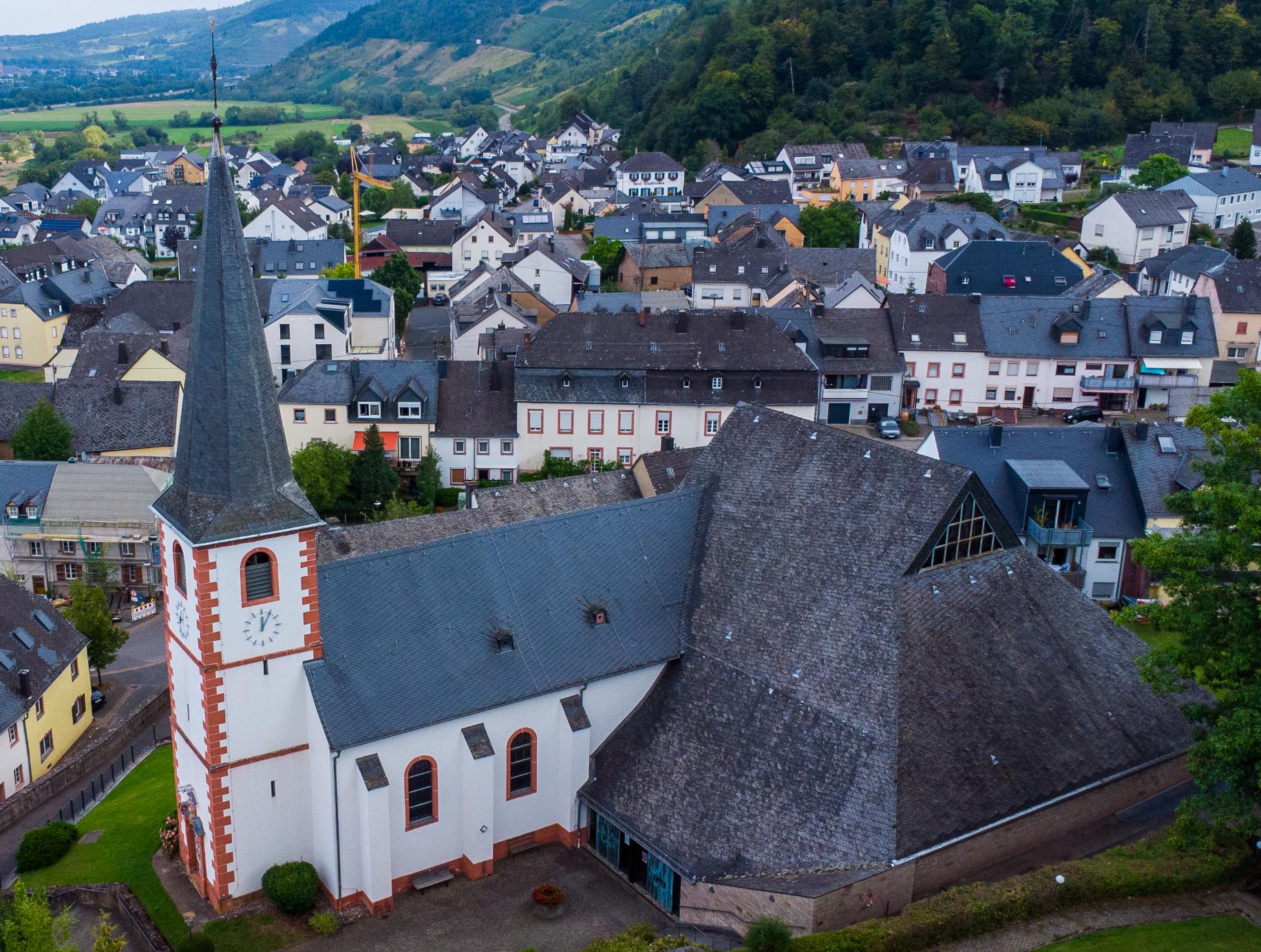 Luftbild Kirche Kenn mit Erweitungsbau